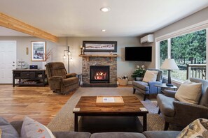 Smart TV, fireplace, foosball - 8 East Butte - Heart of Sunriver, Game Room, Hot Tub, Bikes, SHARC, A/C (Bend)