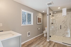 Shower, hair dryer, towels - 8 East Butte - Heart of Sunriver, Game Room, Hot Tub, Bikes, SHARC, A/C (Bend)