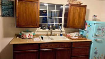 Refrigerador, microondas, parrilla de estufa y cafetera y tetera