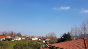 Ein Wohngebiet mit Häusern, einer Satellitenschüssel und wolkenlosem Himmel.