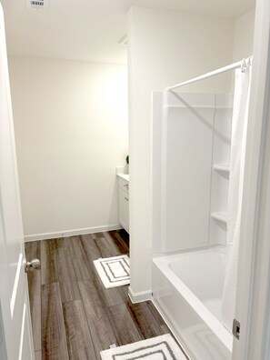 吹风机、毛巾、肥皂、卫生纸