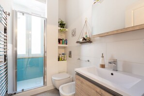 Shower, hair dryer, bidet - GuestHost - Cozy apartment of 38sqm for 2 people. Located on the second floor, with elevator (NOT suitable for disabled) of a building in the area of San Giovanni, the apartment is about 11 min walk from the homonymous Basilica and Piazza Re di Roma, a f (Roma)
