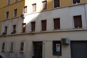 Exterior - GuestHost - Cozy apartment of 38sqm for 2 people. Located on the second floor, with elevator (NOT suitable for disabled) of a building in the area of San Giovanni, the apartment is about 11 min walk from the homonymous Basilica and Piazza Re di Roma, a f (Roma)