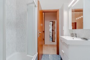 Secador de pelo, bidé, toallas y papel higiénico