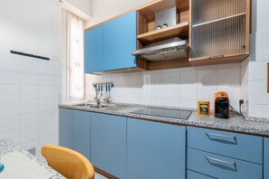 Frigorifero, microonde, forno, piano cottura