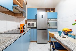 Frigorifero, microonde, forno, piano cottura