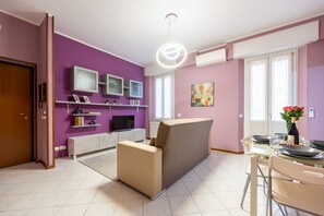 TV - GuestHost - Roomy 75 sqm apartment a few steps from Parma train station. The accommodation is located on the second floor of a building with lift and can host up to 5 people. Please note that there is a step to access the structure.The building is locate (Parma)