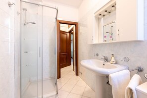Een douche, een haardroger, een bidet, handdoeken