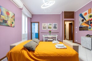 3 bedrooms, iron/ironing board, WiFi, bed sheets - GuestHost - Roomy 75 sqm apartment a few steps from Parma train station. The accommodation is located on the second floor of a building with lift and can host up to 5 people. Please note that there is a step to access the structure.The building is locate (Parma)