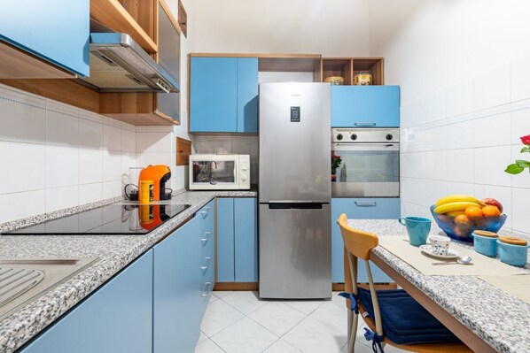 Frigorifero, microonde, forno, piano cottura