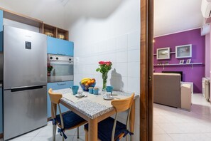 Dining - GuestHost - Roomy 75 sqm apartment a few steps from Parma train station. The accommodation is located on the second floor of a building with lift and can host up to 5 people. Please note that there is a step to access the structure.The building is locate (Parma)