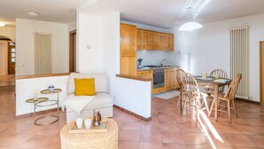 Um apartamento moderno com cozinha, sala de jantar e sala de estar.