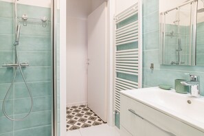 Regadera, secadora de cabello, bidet, toallas