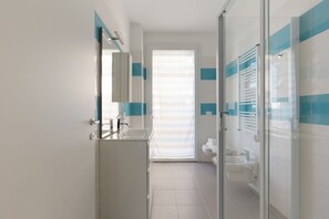 シャワー、ヘアドライヤー、ビデ、タオル