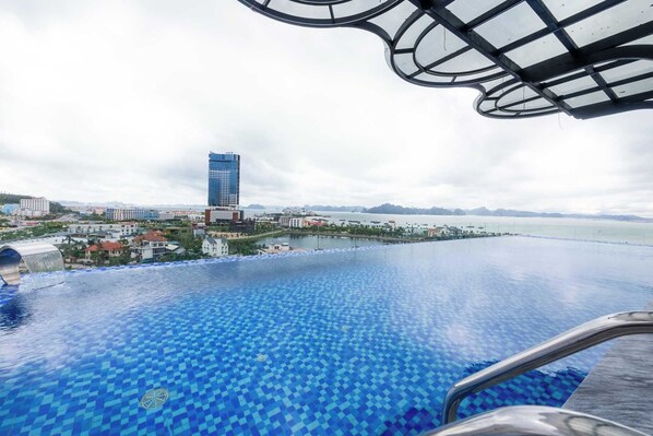 Outdoor pool - FTE Ha Long Hotel (Ha Long)