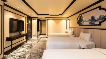 Kamar Triple Deluks, pemandangan kota | 1 kamar tidur, brankas, meja kerja, dan tirai kedap cahaya