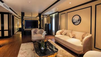Royal kamer, uitzicht op zee | 1 slaapkamer, een kluis op de kamer, een bureau