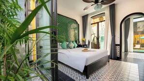 Un dormitorio moderno con una cama grande, una pared decorativa verde y vistas al exterior.