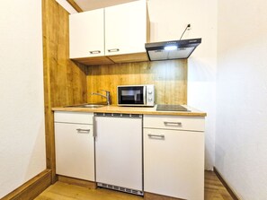 雪櫃、微波爐、廚房用具/餐具/器皿、餐桌