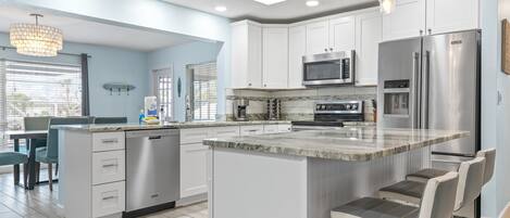 Kylskåp, mikrovågsugn, ugn och spishäll