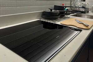 Kylskåp, mikrovågsugn, ugn och spishäll