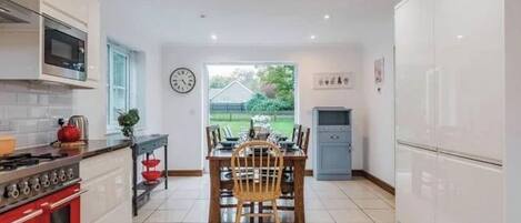 Micro-ondes, four, plaque de cuisson, lave-vaisselle