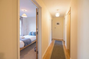 3 slaapkamers, een strijkplank/strijkijzer, wifi, beddengoed