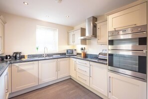 Refrigerador, microondas, horno, lavavajillas