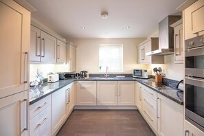 Een koelkast, een microgolfoven, een oven, een vaatwasser