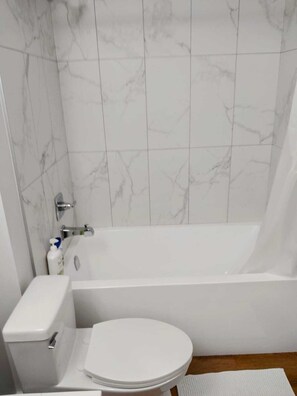 Secadora de cabello, bidet, toallas, jabón 
