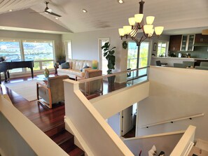 スマートテレビ、DVD プレーヤー、卓球台、書庫