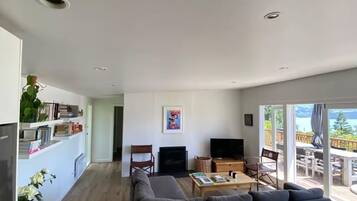 Smart TV, fireplace