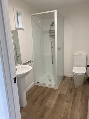 Haartrockner, Handtücher, Seife, Toilettenpapier