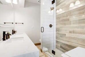 Shower, hair dryer, towels - Private Hot Tub on Deck - Community Pool (summer) - Sleek & Modern (Steamboat Springs)