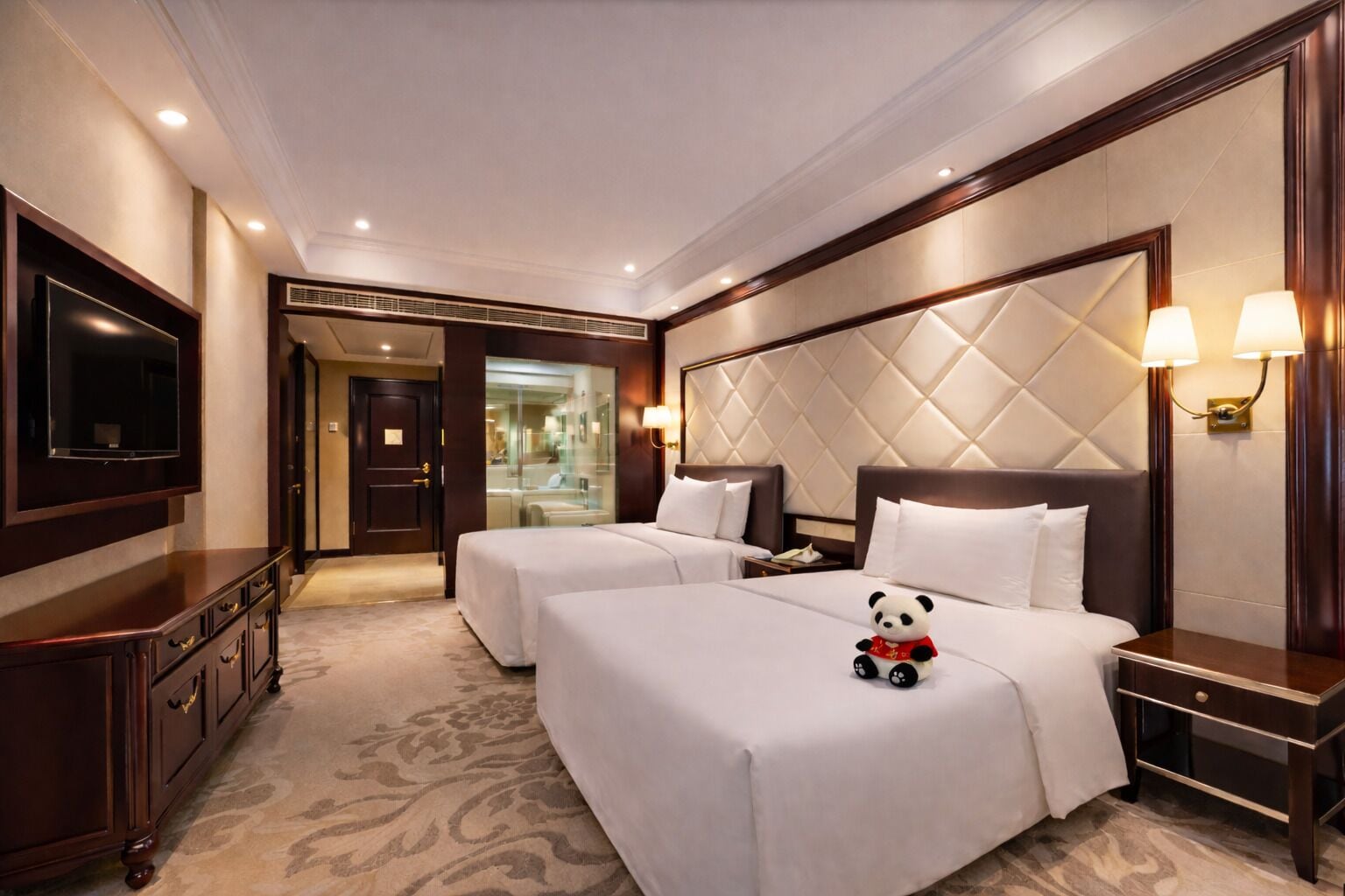 高级双床房, 城市景观 | 高档床上用品、羽绒被、客房内保险箱、办公桌
