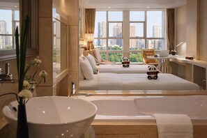 Habitación superior con 2 camas individuales, vista a la ciudad | Ropa de cama de alta calidad y edredón