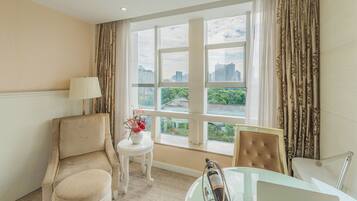 Caja de seguridad en la habitación, escritorio y cortinas blackout