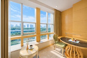 Chambre supérieure avec lits jumeaux, vue sur la ville | Literie de qualité, couette en duvet, coffre-fort, bureau