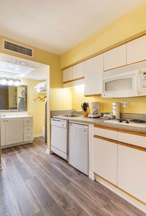 Refrigerador, microondas, placa de cocina, lavavajillas