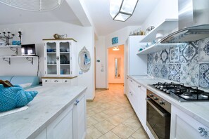 Kühlschrank, Mikrowelle, Herdplatte, Wasserkocher mit Kaffee-/Teezubehör