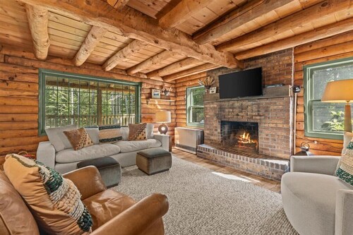 Relaxing 3BR Log Cabin Getaway w/ Firepit in Stowe