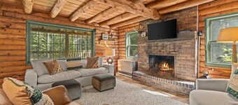 Relaxing 3BR Log Cabin Getaway w/ Firepit in Stowe