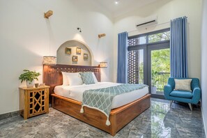 6 bedrooms, iron/ironing board, WiFi, bed sheets