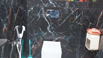 Toalhas de banho, sabonete, papel higiênico