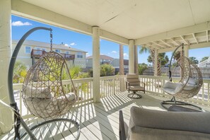 Terrace/patio - Tres Palms - 3 Bedroom 2 Bathroom - Steps to the Gulf and Sound. (Gulf Breeze)
