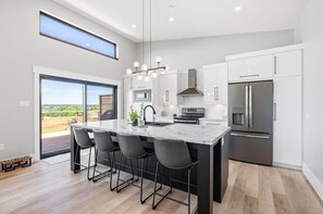 Fridge, microwave, oven, stovetop - The Heron's Nest - Minutes to Glasgow Hills Golf Course, Cavendish & Beaches (New Glasgow)