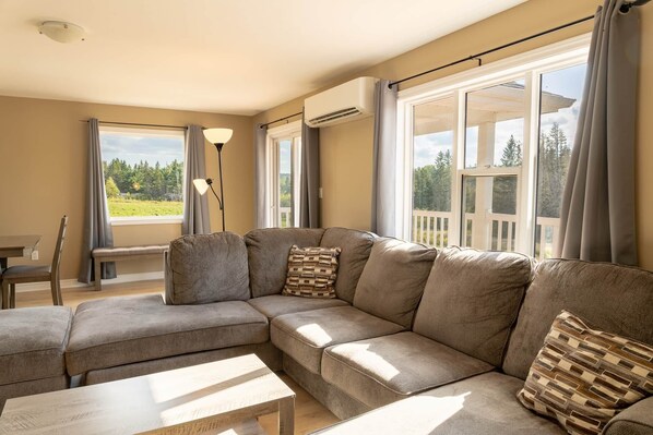 TV - Spacious Breadalbane Retreat with Cozy Interiors and Central PEI Location (Prince Edward Island)