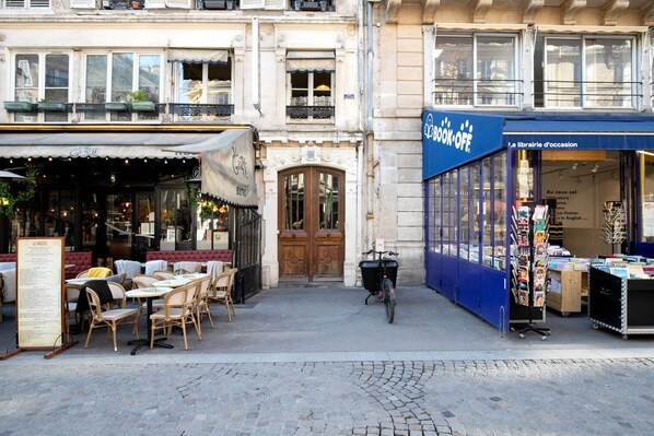 Outdoor dining - Blueground | Le Marais, near RER stations (Paris)