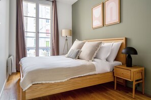 4 bedrooms, iron/ironing board, WiFi, bed sheets - Blueground | Madeleine, concierge, nr opera (Paris)