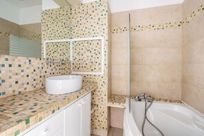 Een haardroger, handdoeken